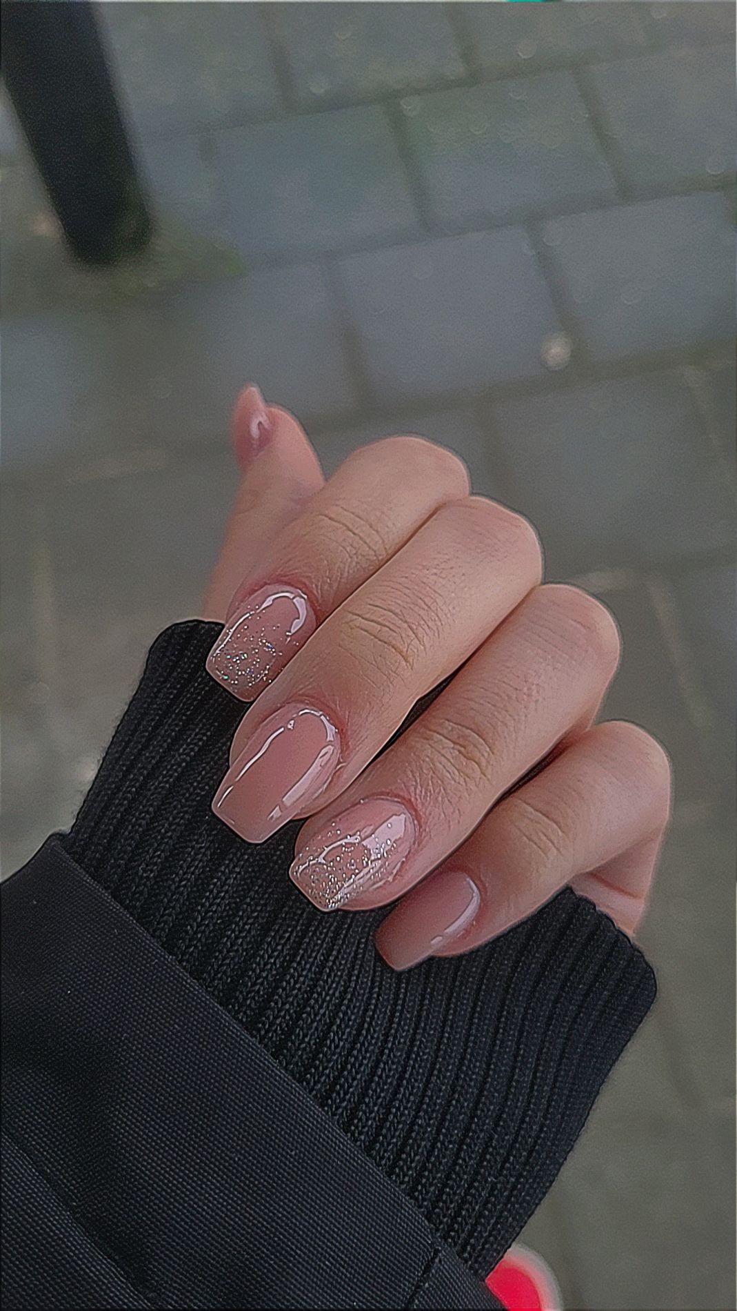 Nude vierkante nagels met witte lijntjes nailart
