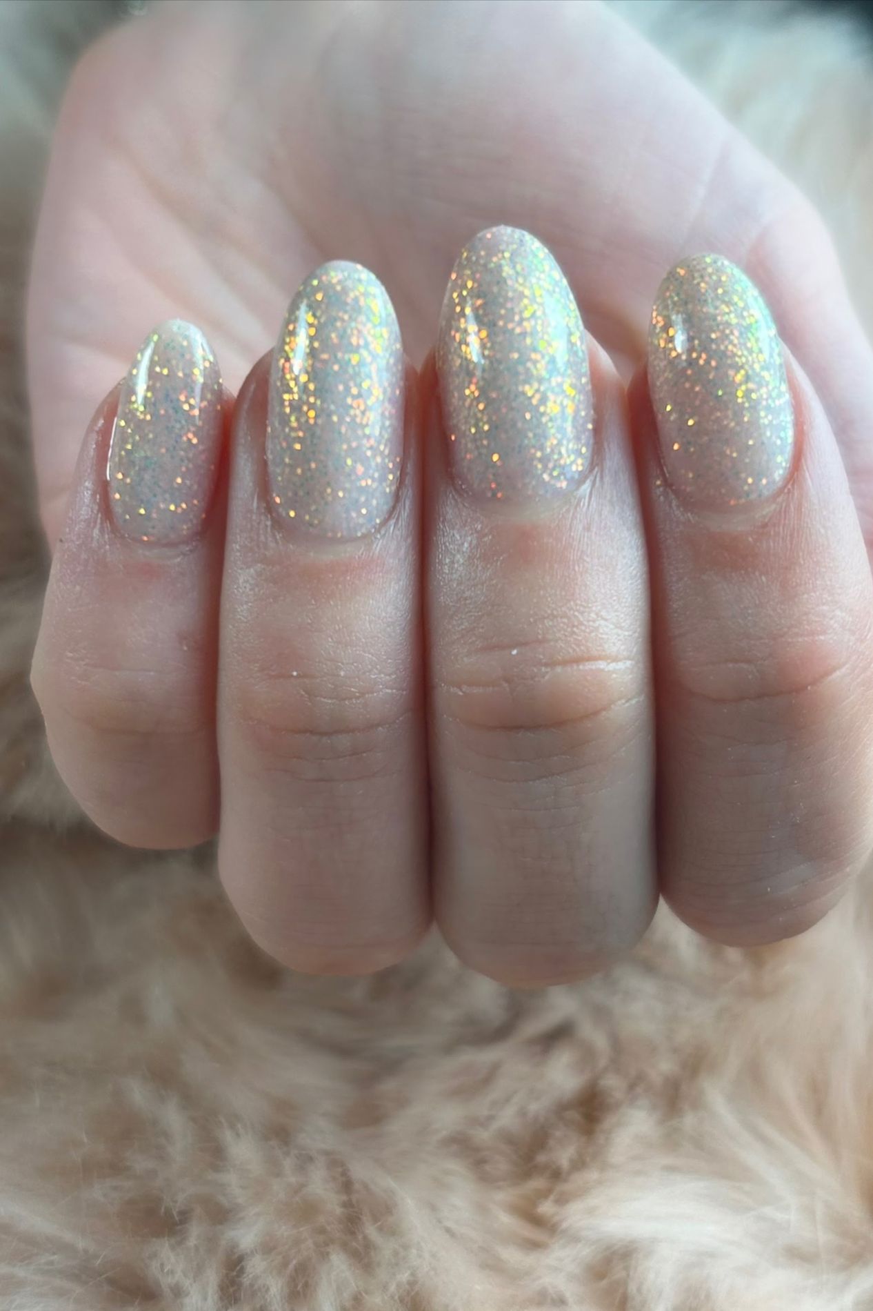 Amandelvormige nagels met zilveren glitter