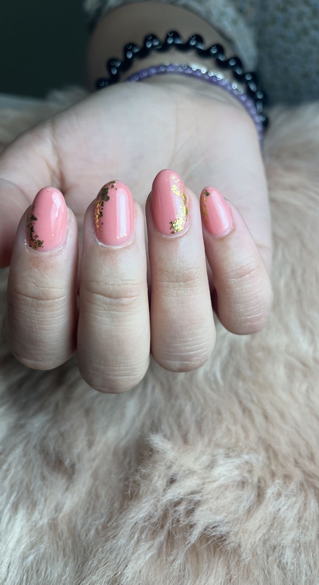 Roze nagels met bladgoud nailart