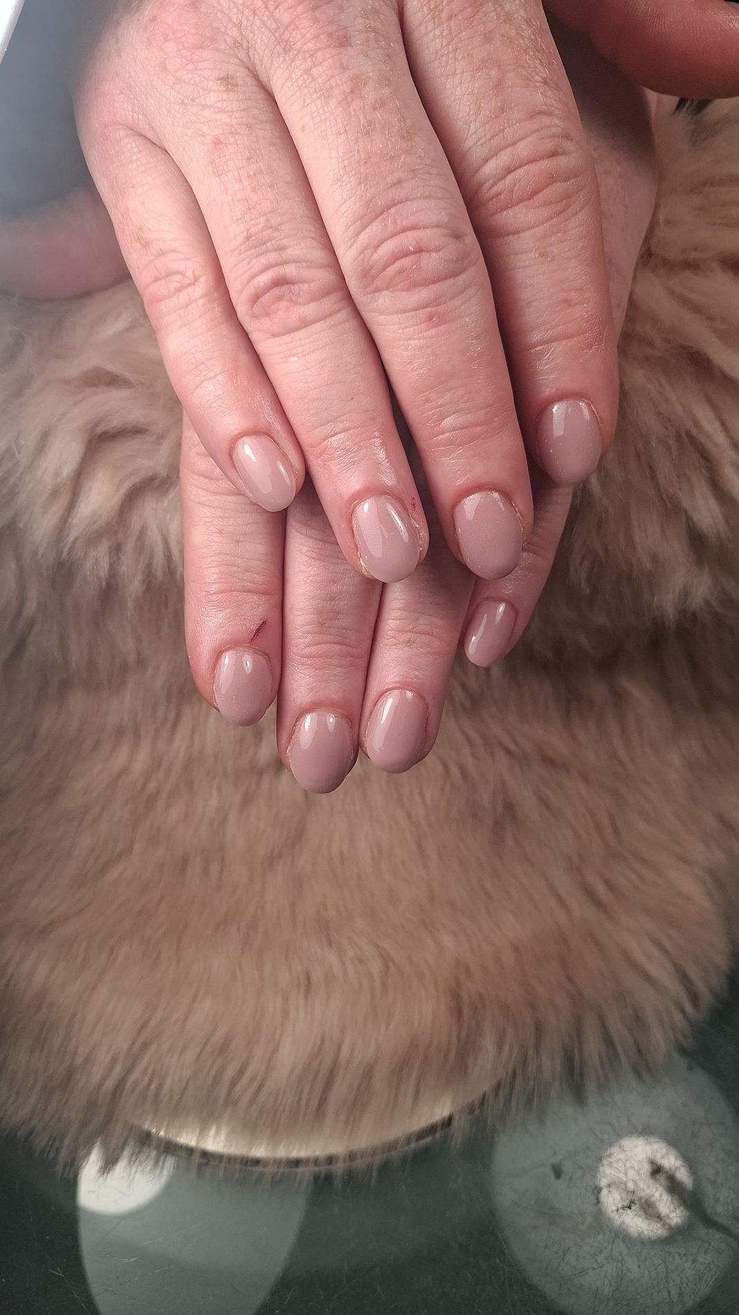 Korte, natuurlijke nude nagels