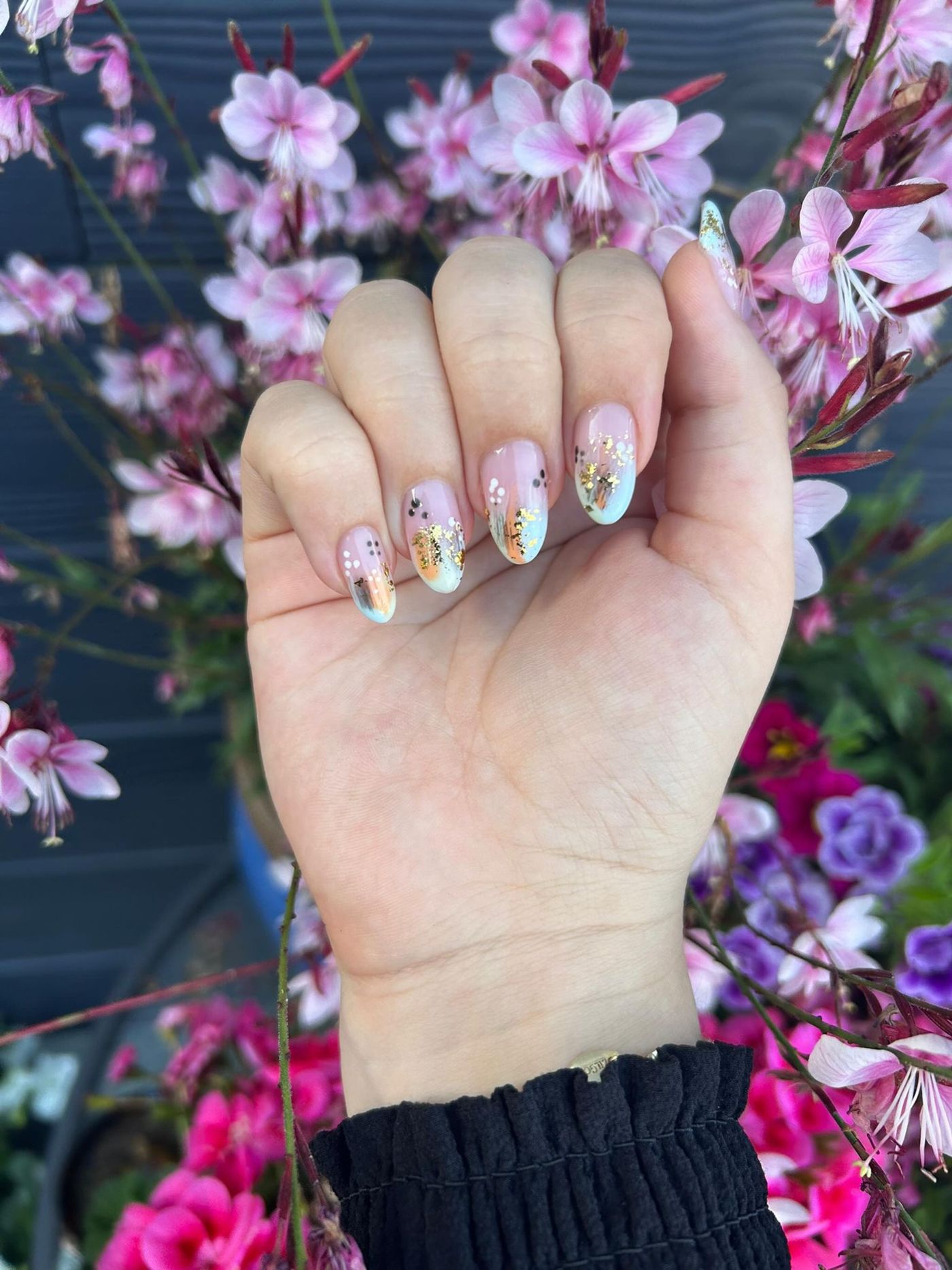 Pastel nailart met gouden vlokjes tussen bloemen
