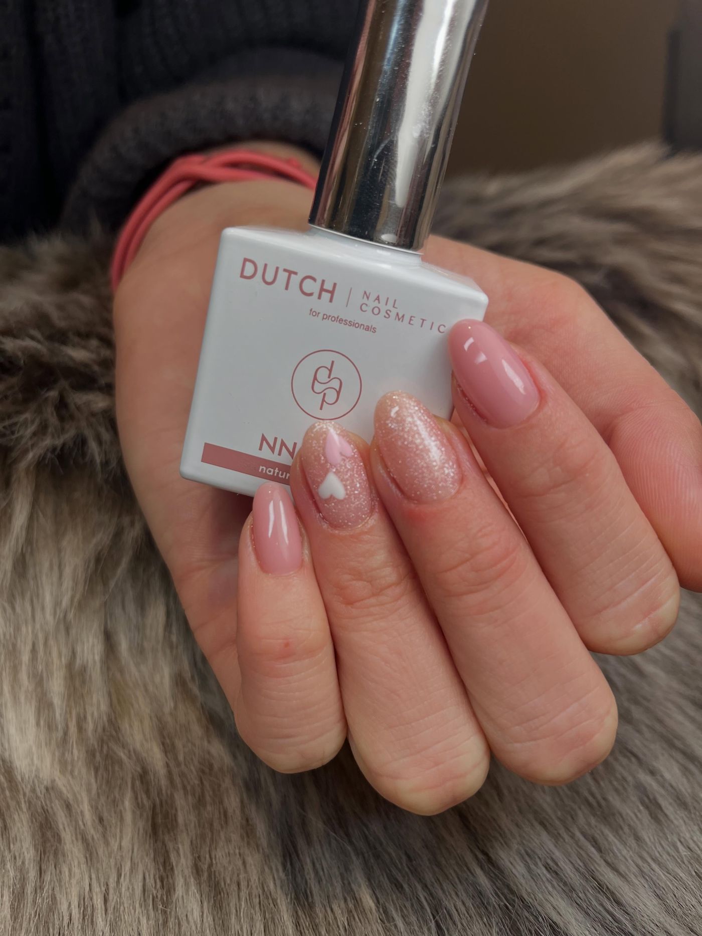 Nude nagels met hartje en glitter accent